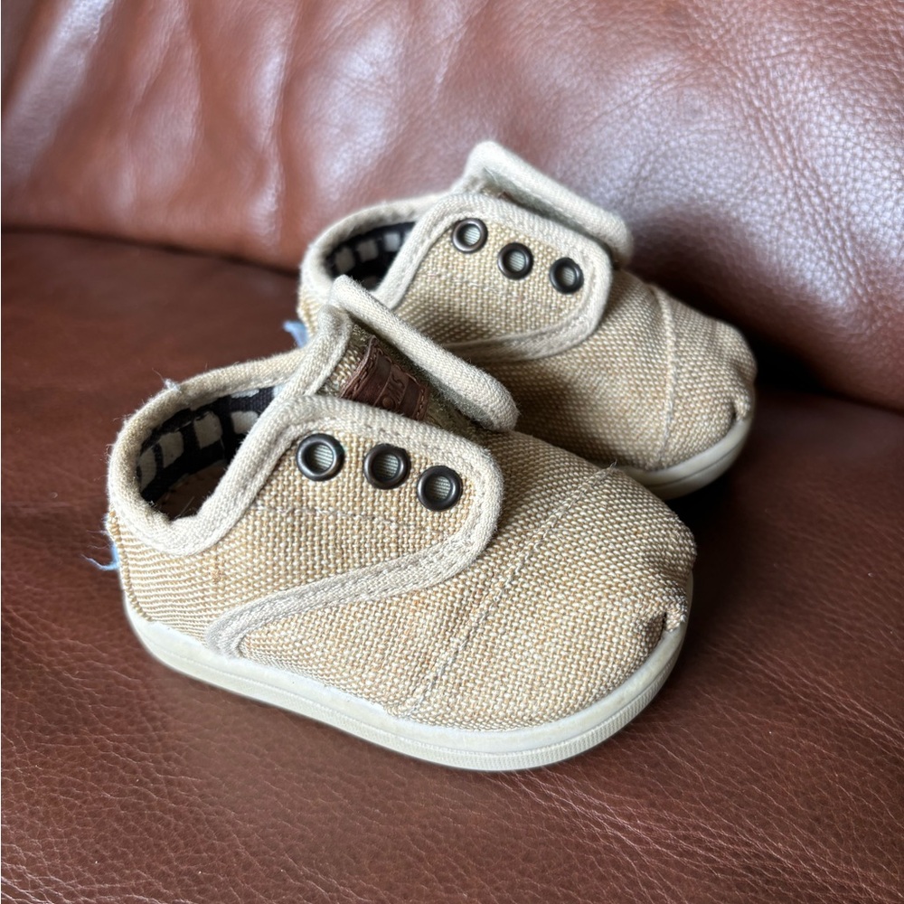 Toms Baby Shoes Size 3 in cream Tan Color Easy On boy girl unisex - Picture 3 of 9